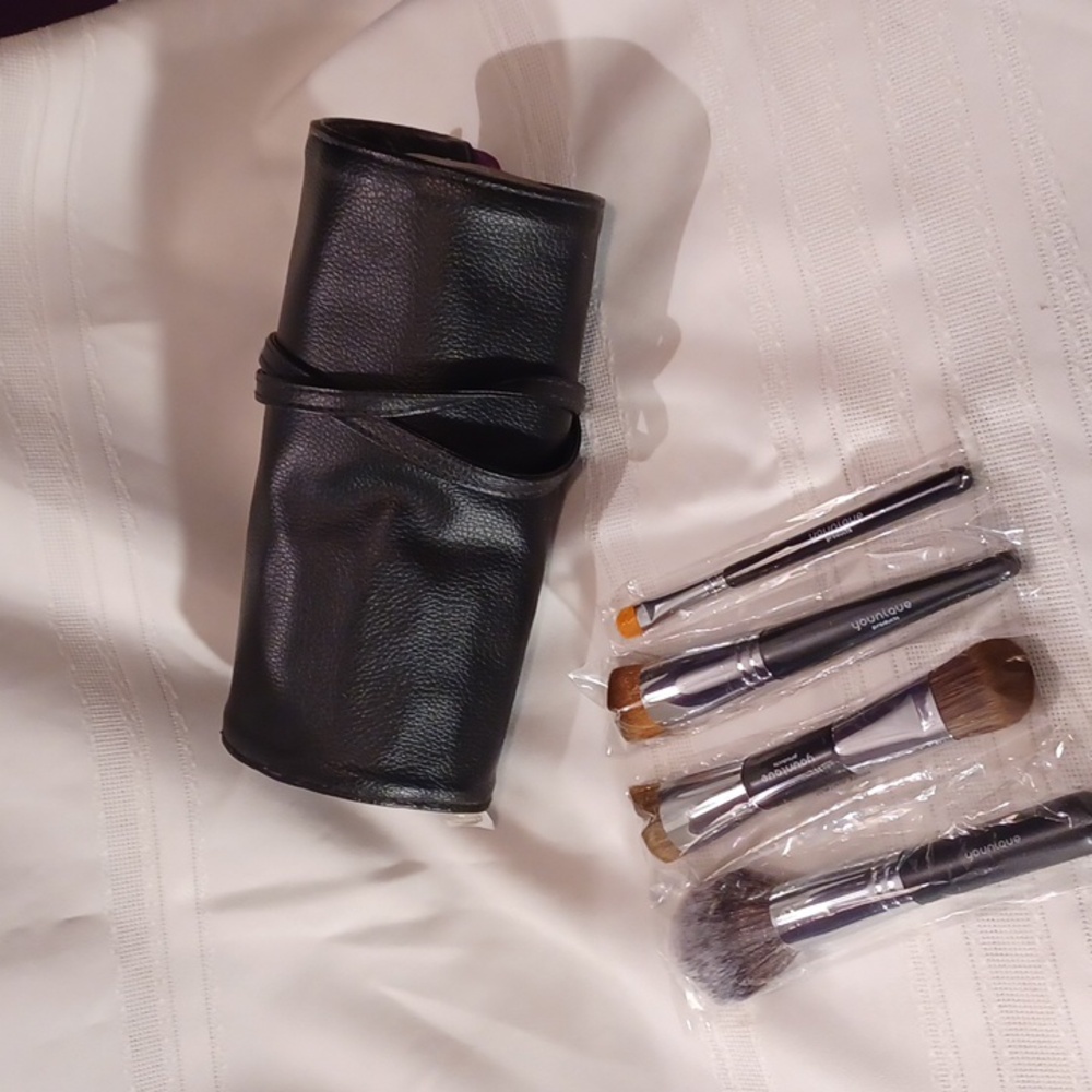 Younique Makeup Brush Set with Purple and Black Case - Picture 3 of 3